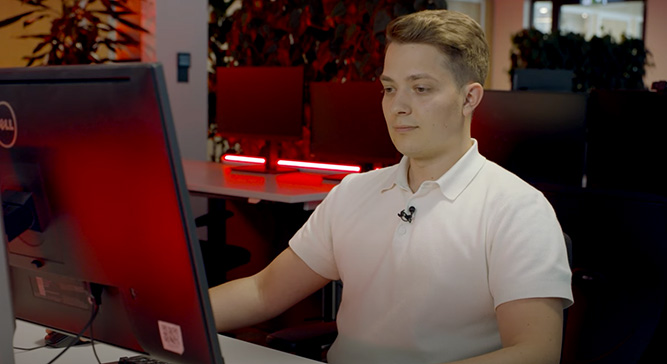 Man in front of a PC at the AnyDesk office